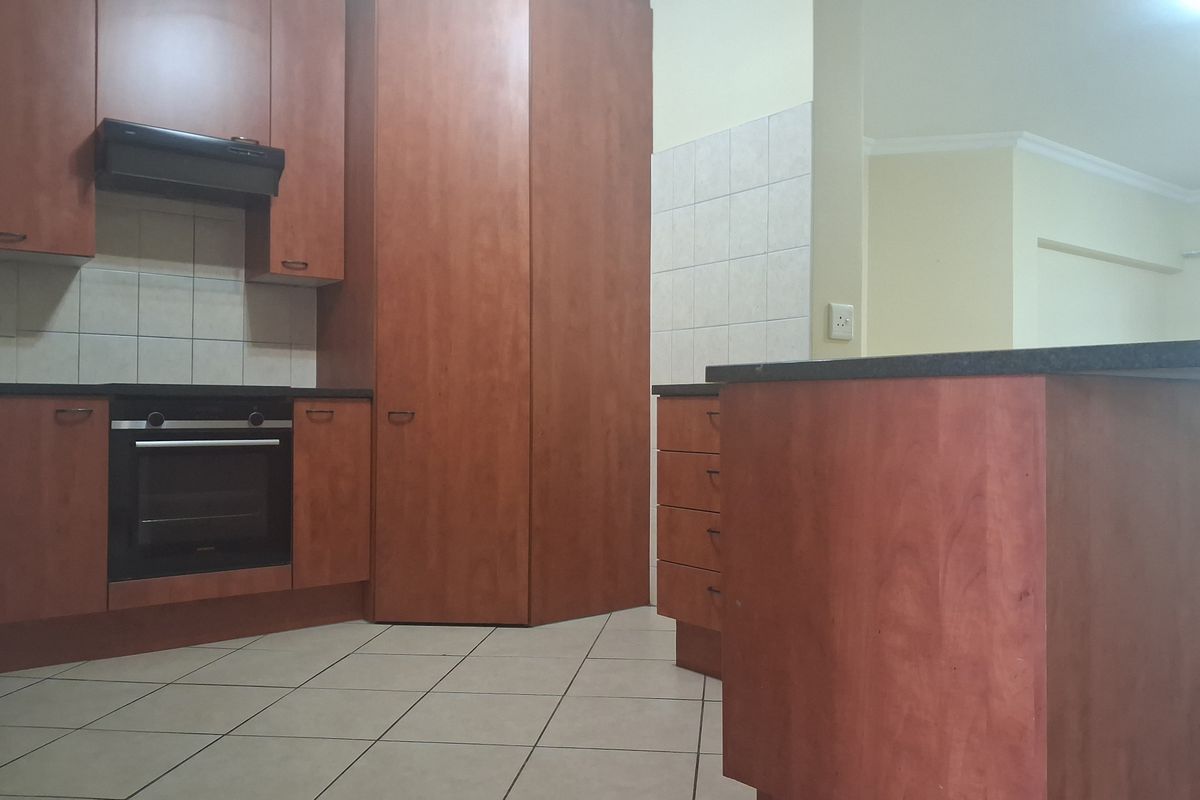 3 Bedroom 2 Bath Ground Floor Flat to Rent in Bryanston - Photo 2