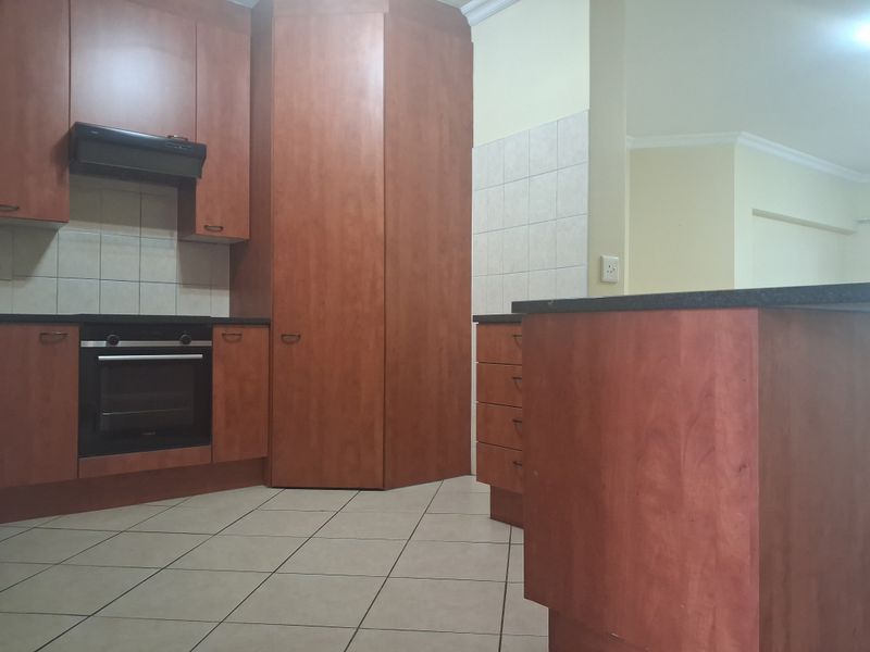 3 Bedroom 2 Bath Ground Floor Flat to Rent in Bryanston - Photo 2