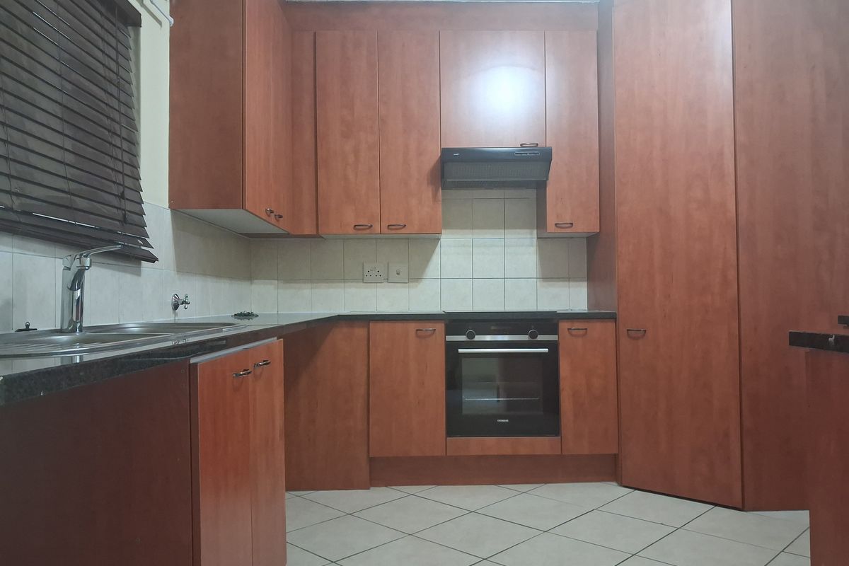 3 Bedroom 2 Bath Ground Floor Flat to Rent in Bryanston - Photo 3