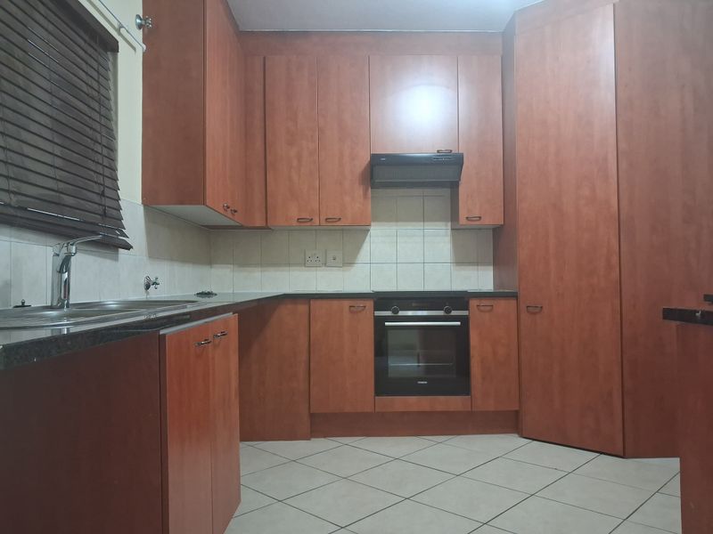 3 Bedroom 2 Bath Ground Floor Flat to Rent in Bryanston - Photo 3