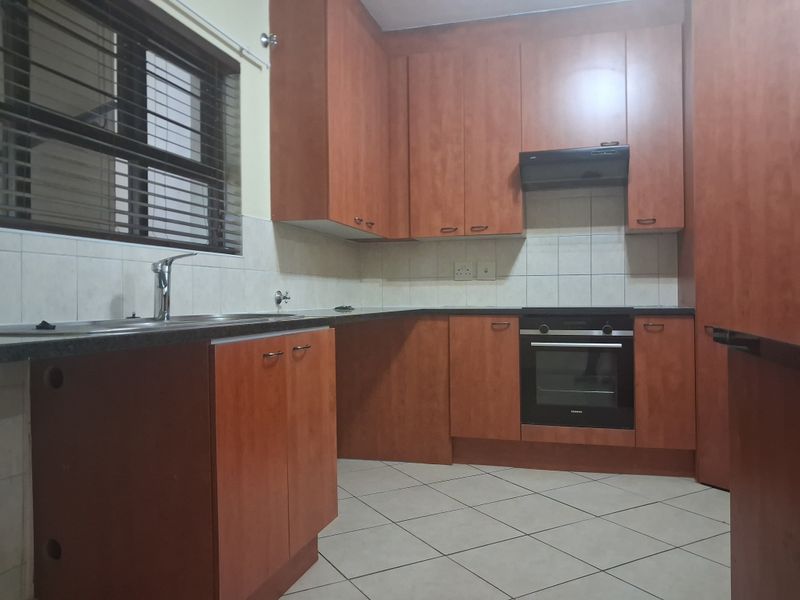 3 Bedroom 2 Bath Ground Floor Flat to Rent in Bryanston - Photo 10