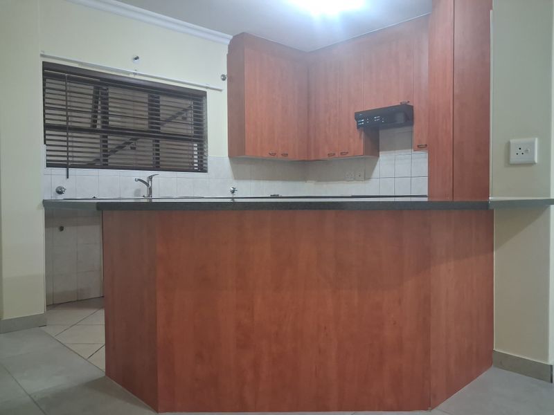 3 Bedroom 2 Bath Ground Floor Flat to Rent in Bryanston - Photo 7