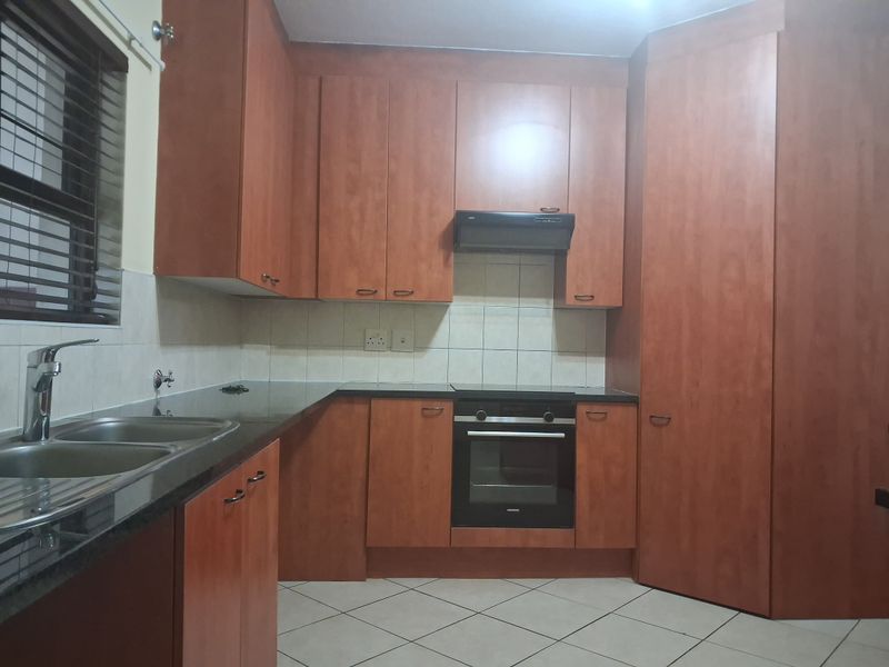 3 Bedroom 2 Bath Ground Floor Flat to Rent in Bryanston - Photo 9