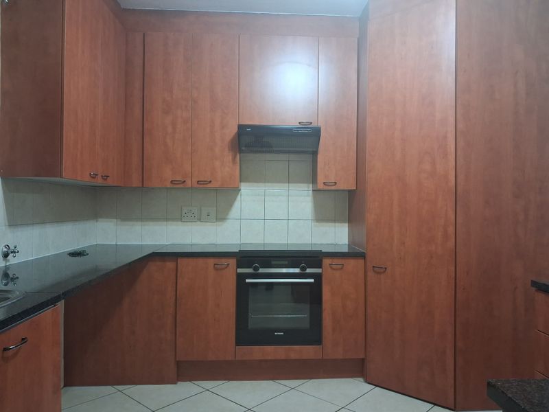 3 Bedroom 2 Bath Ground Floor Flat to Rent in Bryanston - Photo 6