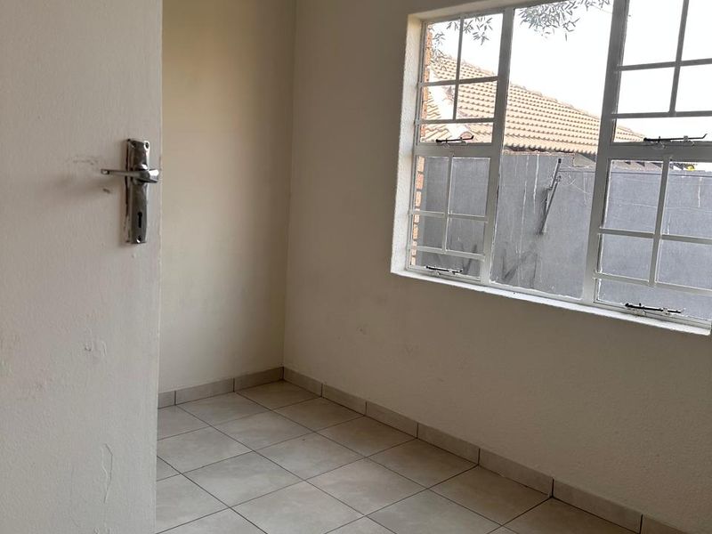 2 bedrooms 1 Bathroom Simplex available at LUCCA complex, Available Immediately. - Photo 10