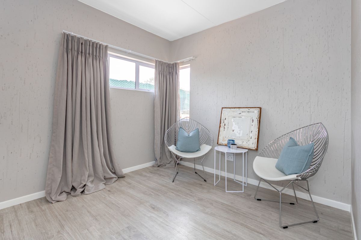 Sophisticated 2 Bed 1 Bath Apartment with a Prestigious Address - Photo 3