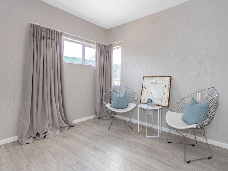 Sophisticated 2 Bed 1 Bath Apartment with a Prestigious Address - Photo 3