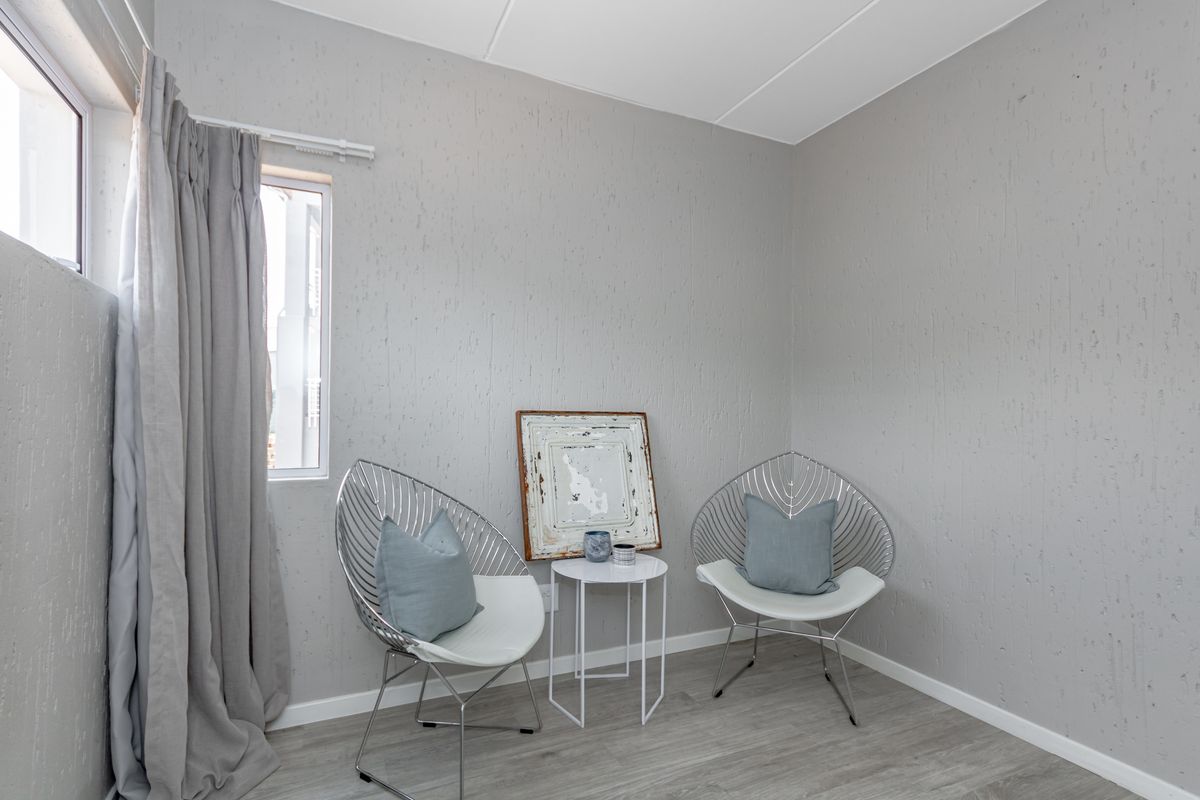 Sophisticated 2 Bed 1 Bath Apartment with a Prestigious Address - Photo 4