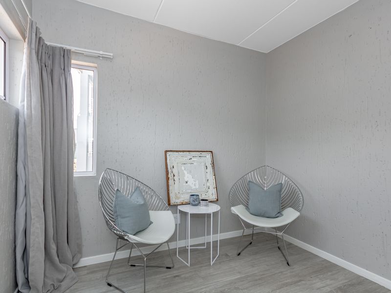 Sophisticated 2 Bed 1 Bath Apartment with a Prestigious Address - Photo 4