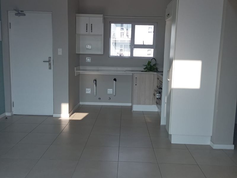 Sophisticated 2 Bed 1 Bath Apartment in Paulshof, Sandton - Photo 2
