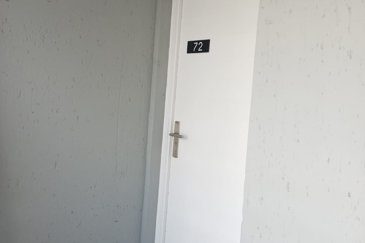 Sophisticated 2 Bed 1 Bath Apartment in Paulshof, Sandton - Photo 3