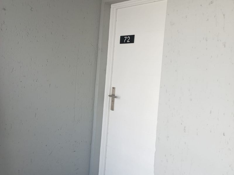 Sophisticated 2 Bed 1 Bath Apartment in Paulshof, Sandton - Photo 3