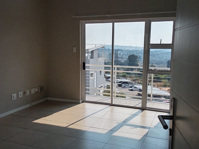 Sophisticated 2 Bed 1 Bath Apartment in Paulshof, Sandton - Photo 1