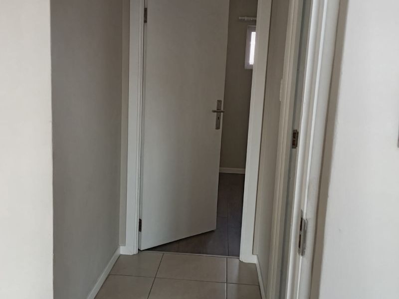 Sophisticated 2 Bed 1 Bath Apartment in Paulshof, Sandton - Photo 10
