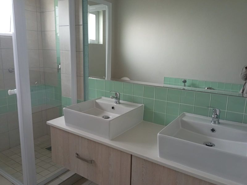Sophisticated 2 Bed 1 Bath Apartment in Paulshof, Sandton - Photo 9