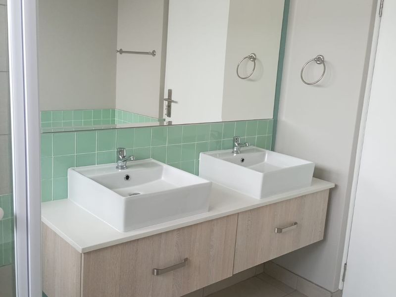 Sophisticated 2 Bed 1 Bath Apartment in Paulshof, Sandton - Photo 8