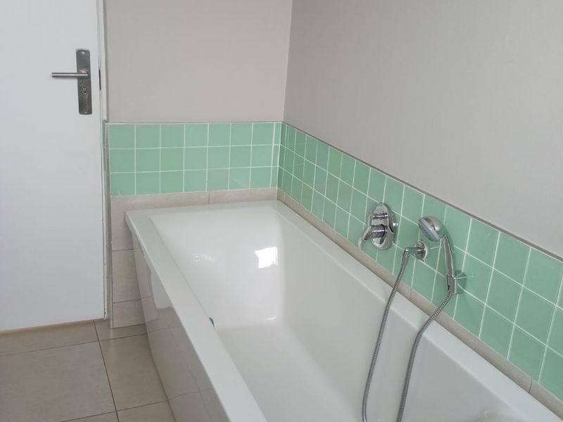 Sophisticated 2 Bed 1 Bath Apartment in Paulshof, Sandton - Photo 7