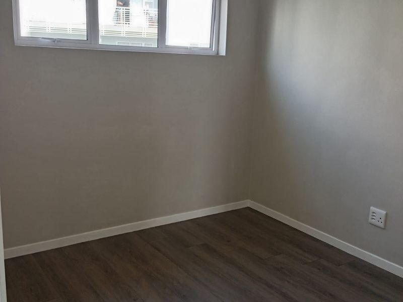Sophisticated 2 Bed 1 Bath Apartment in Paulshof, Sandton - Photo 4
