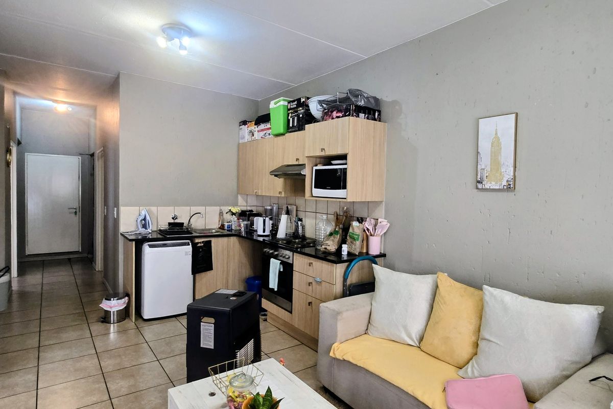 2 Bed, 2 Bath Apartment now available in a Secure Complex - Photo 2