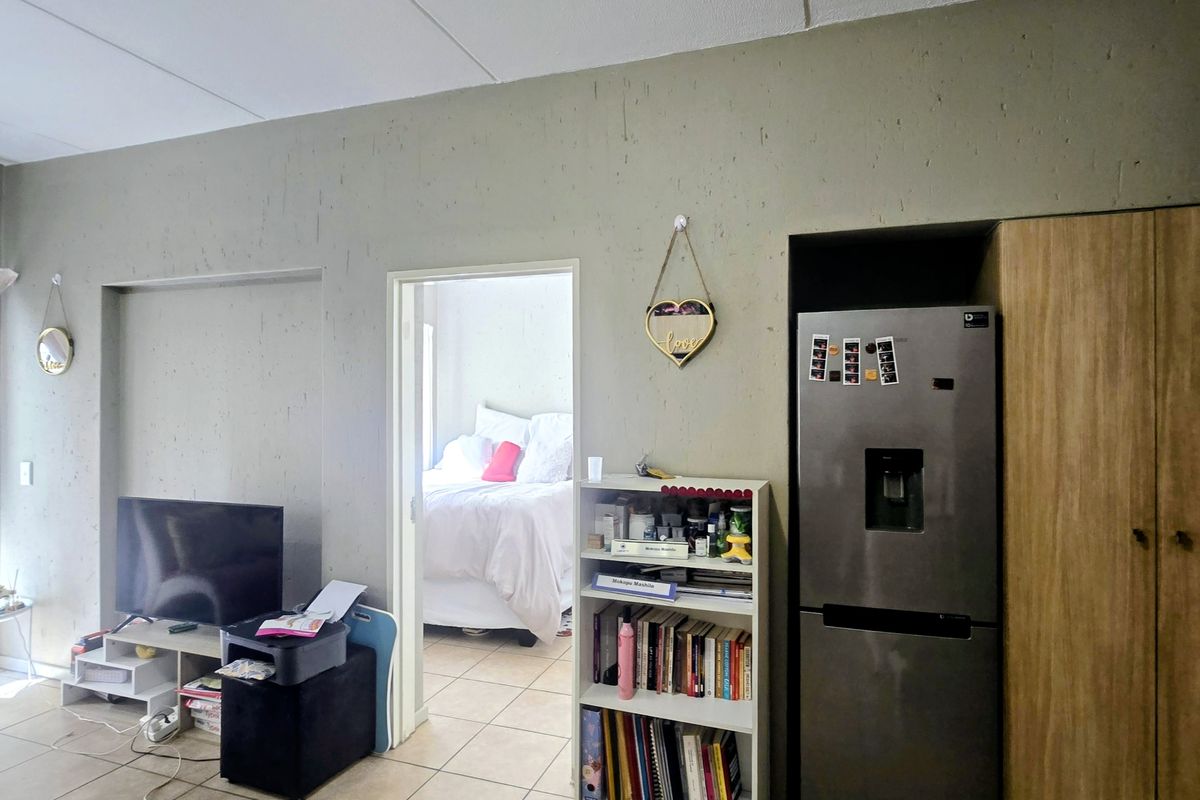 2 Bed, 2 Bath Apartment now available in a Secure Complex - Photo 4