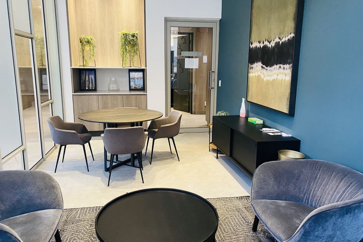 This 2 bedroom 2 bathroom apartment is available - Photo 5