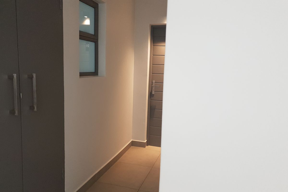 2 Bedroom, 2 Bathroom Apartment in Rosebank - Photo 2