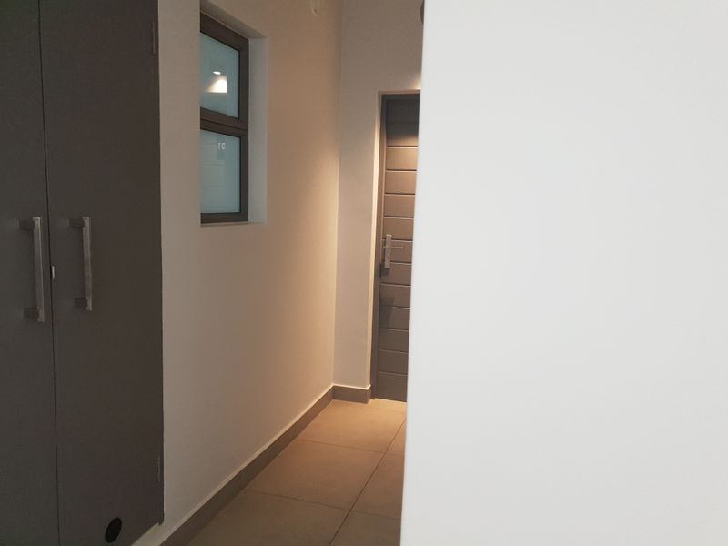 2 Bedroom, 2 Bathroom Apartment in Rosebank - Photo 2