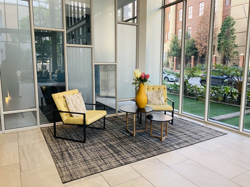 Elegant, Pet friendly, 2 Bed, 2.5 Bath with a Huge Private Patio at The Tyrwhitt - Photo 5