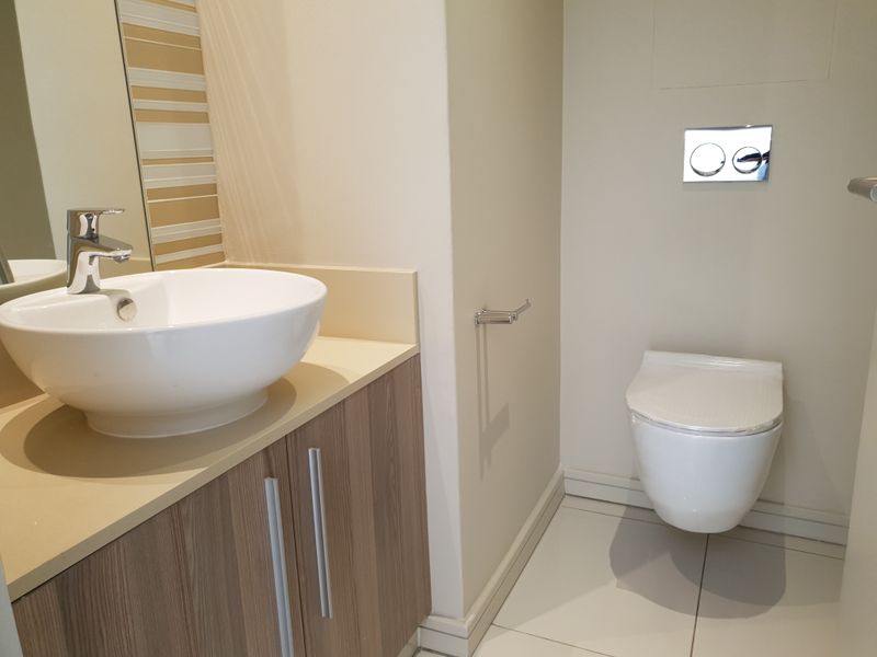 Stylish Luxury Off-The-Grid 2 Bed 2 Bath apartment In The Centre Of Rosebank - Photo 8