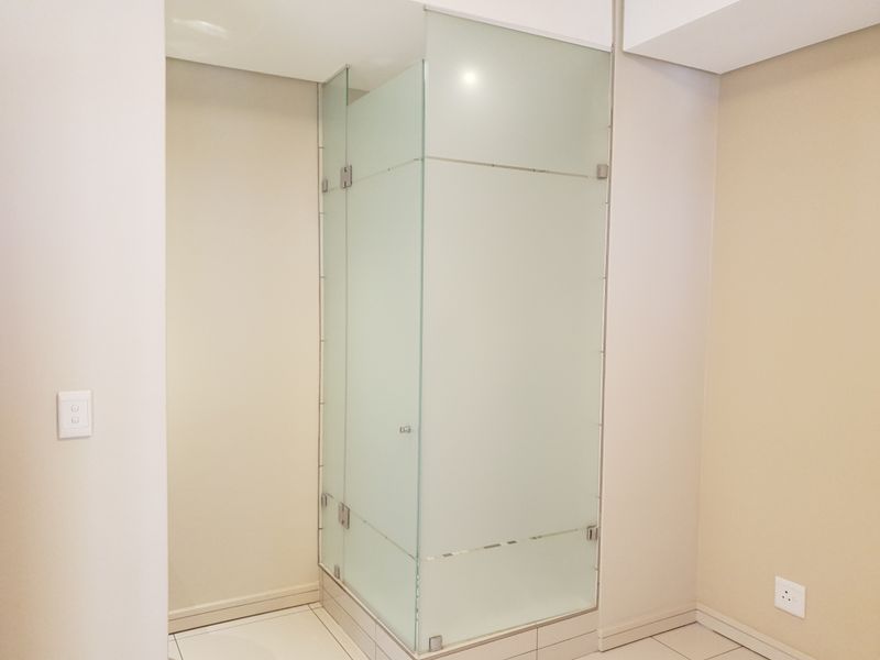 Stylish Luxury Off-The-Grid 2 Bed 2 Bath apartment In The Centre Of Rosebank - Photo 7