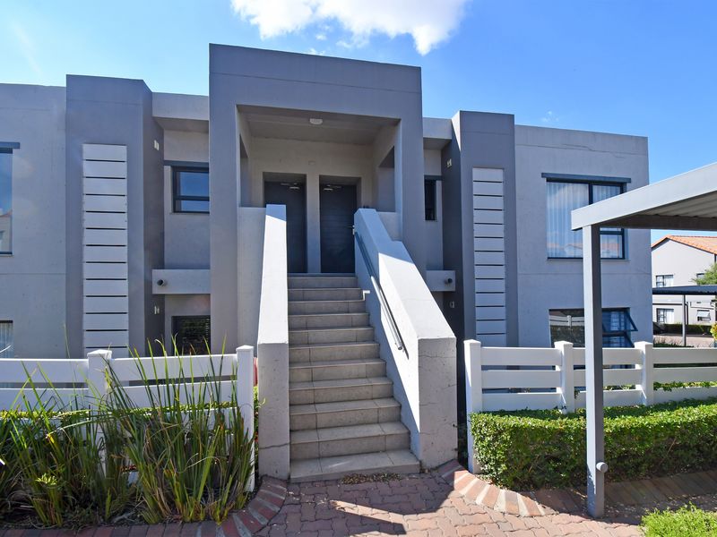 Exclusive Suburb Living – Stylish 2 Bed, 2 Bath Upper-Floor Apartment - Photo 2