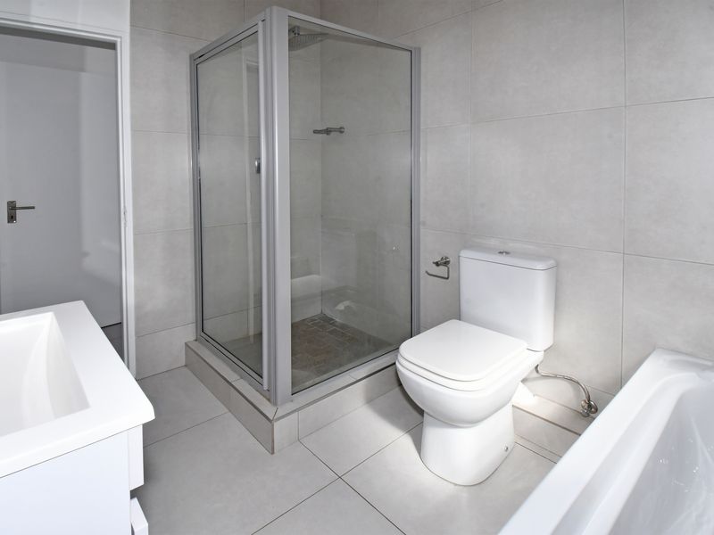 Exclusive Suburb Living – Stylish 2 Bed, 2 Bath Upper-Floor Apartment - Photo 9