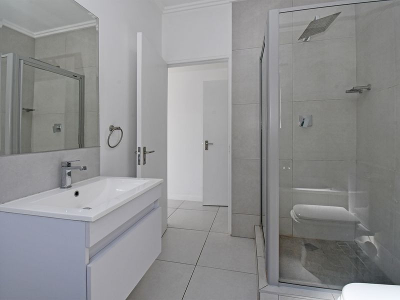Exclusive Suburb Living – Stylish 2 Bed, 2 Bath Upper-Floor Apartment - Photo 8