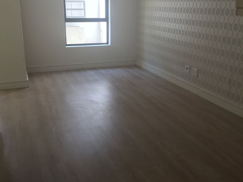 Spacious 1 Bedroom 1 Bathroom Apartment Ground Floor in Rivonia - Photo 9