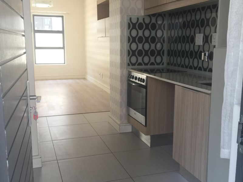 Spacious 1 Bedroom 1 Bathroom Apartment Ground Floor in Rivonia - Photo 3