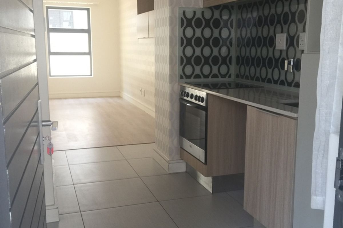 Spacious 1 Bedroom 1 Bathroom Apartment Ground Floor in Rivonia - Photo 3