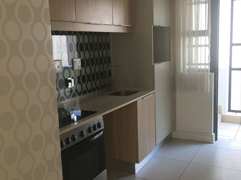 Spacious 1 Bedroom 1 Bathroom Apartment Ground Floor in Rivonia - Photo 5