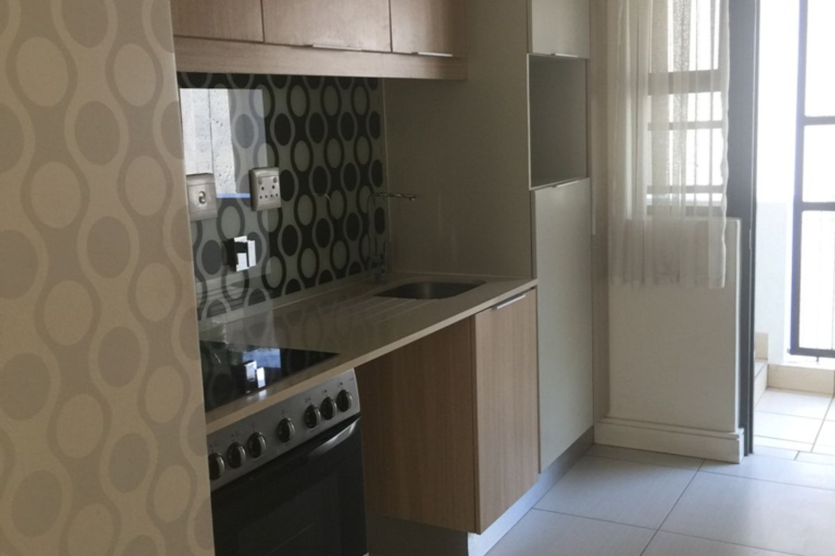 Spacious 1 Bedroom 1 Bathroom Apartment Ground Floor in Rivonia - Photo 5