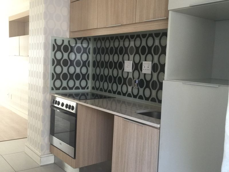 Spacious 1 Bedroom 1 Bathroom Apartment Ground Floor in Rivonia - Photo 4