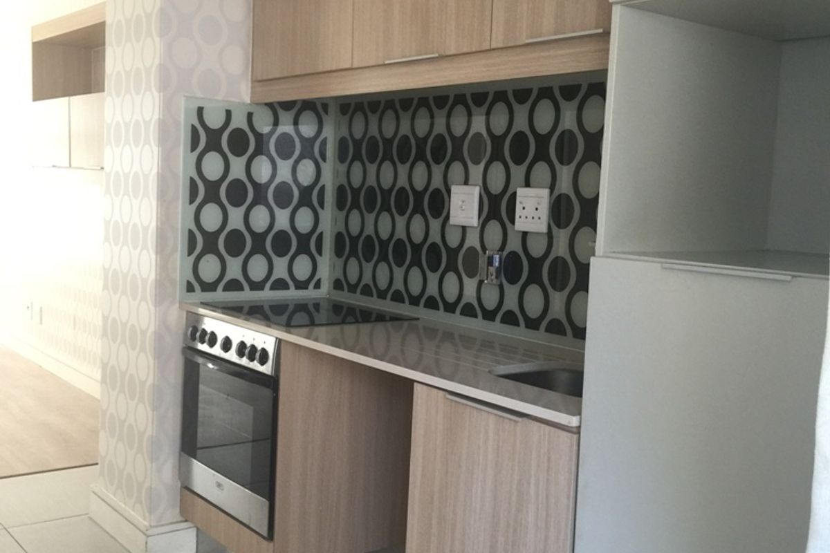 Spacious 1 Bedroom 1 Bathroom Apartment Ground Floor in Rivonia - Photo 4