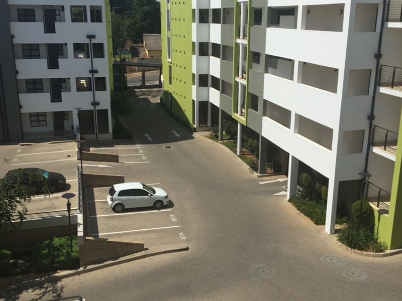 Spacious 1 Bedroom 1 Bathroom Apartment Ground Floor in Rivonia - Photo 2