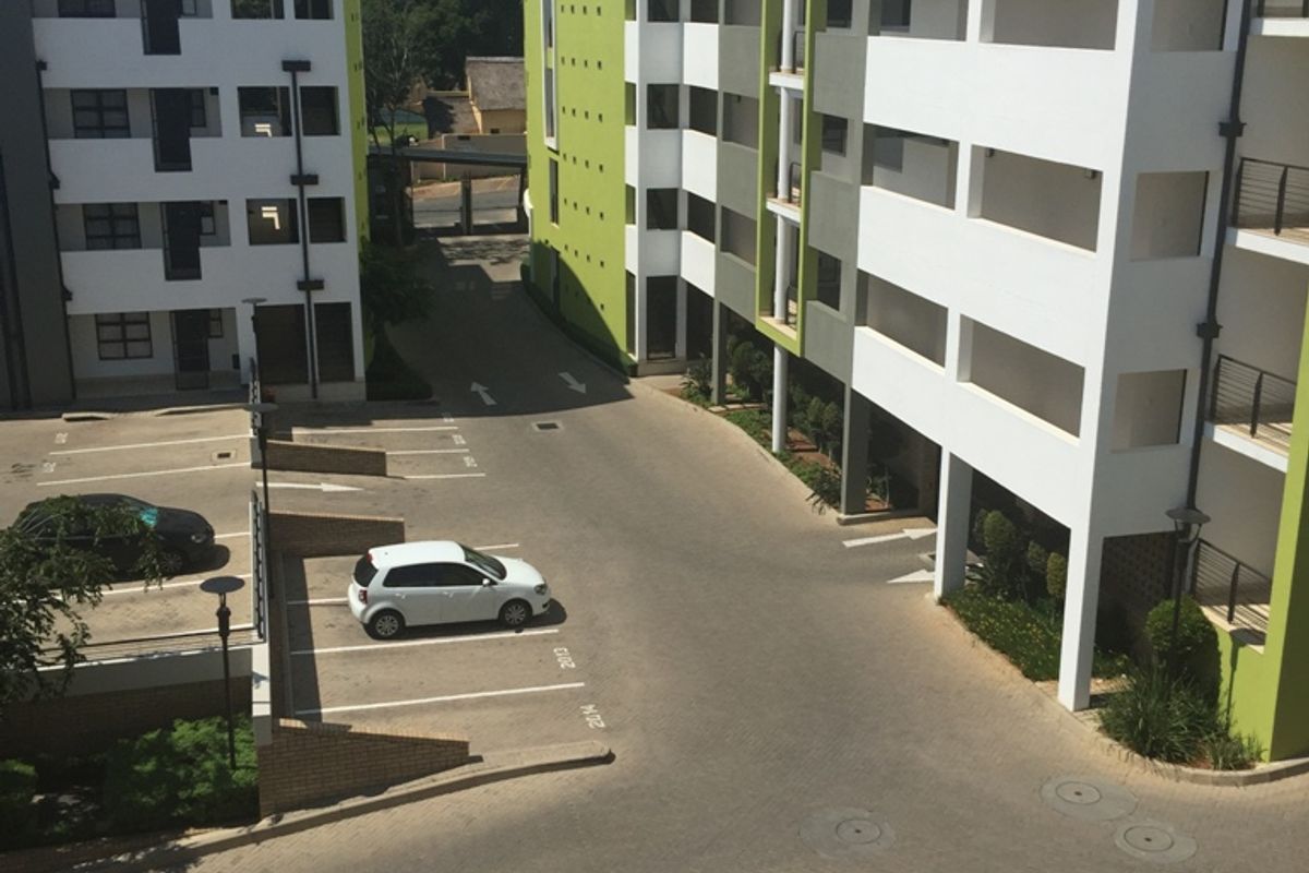 Spacious 1 Bedroom 1 Bathroom Apartment Ground Floor in Rivonia - Photo 2