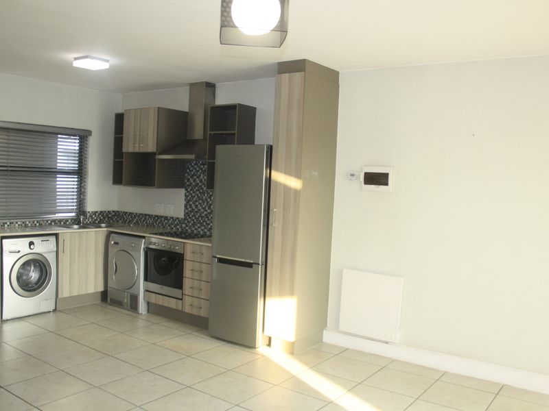 A sunny 1st floor 1 bedroom apartment to rent in Rivonia. - Photo 7