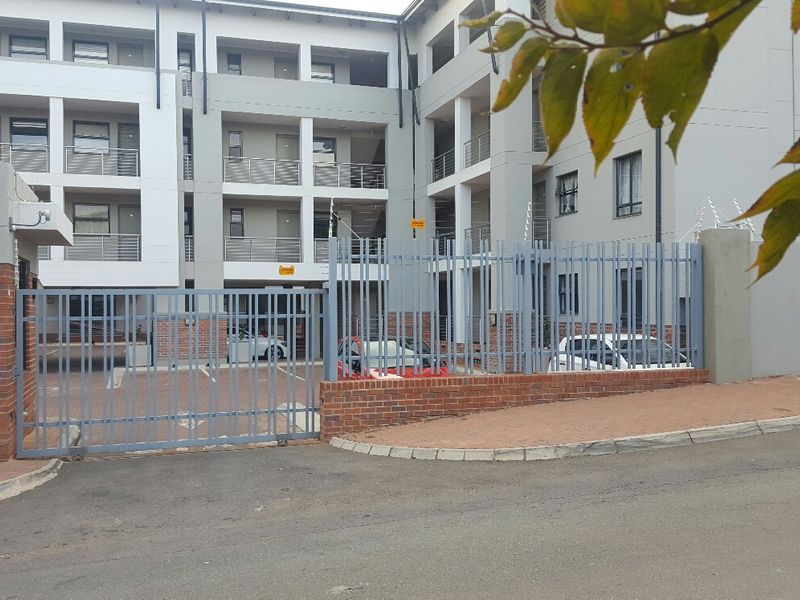 A sunny 1st floor 1 bedroom apartment to rent in Rivonia. - Photo 2