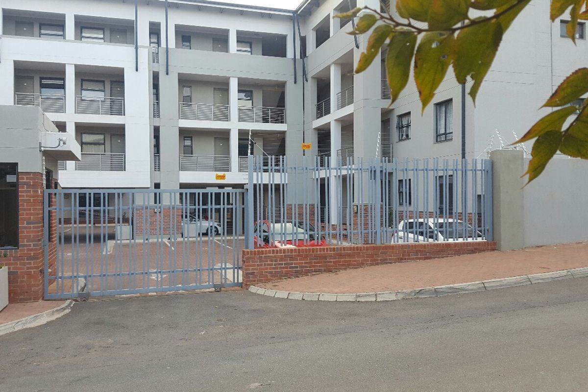 A sunny 1st floor 1 bedroom apartment to rent in Rivonia. - Photo 2