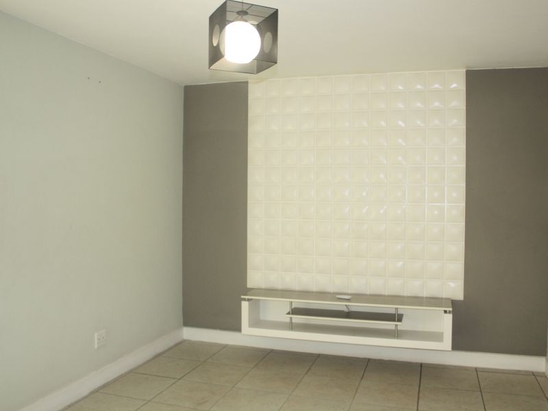 A sunny 1st floor 1 bedroom apartment to rent in Rivonia. - Photo 9