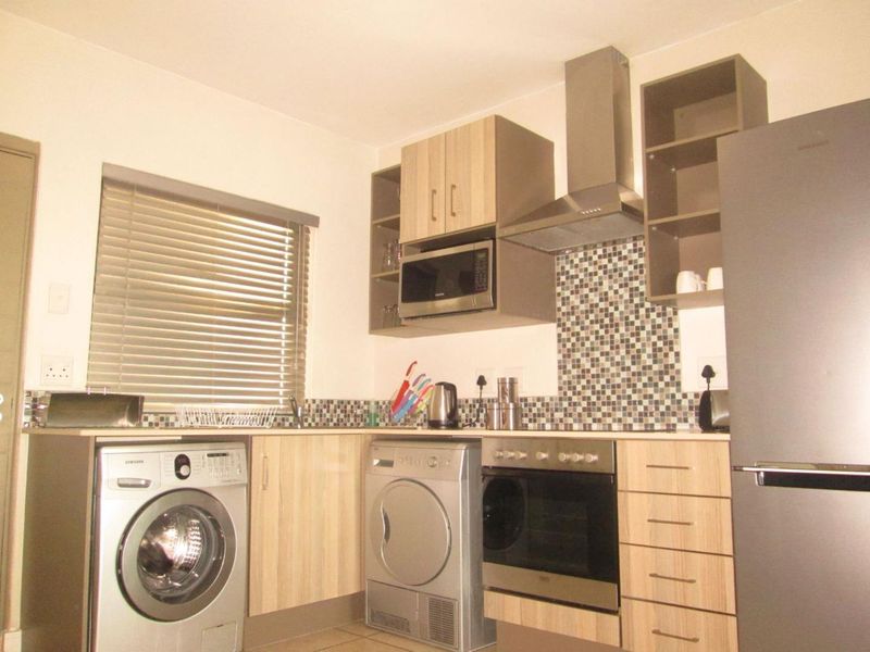 A sunny 1st floor 1 bedroom apartment to rent in Rivonia. - Photo 3