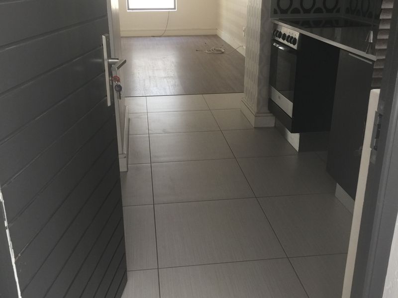 North facing 1 bedroom 1 bath apartment available in Rivonia. - Photo 2