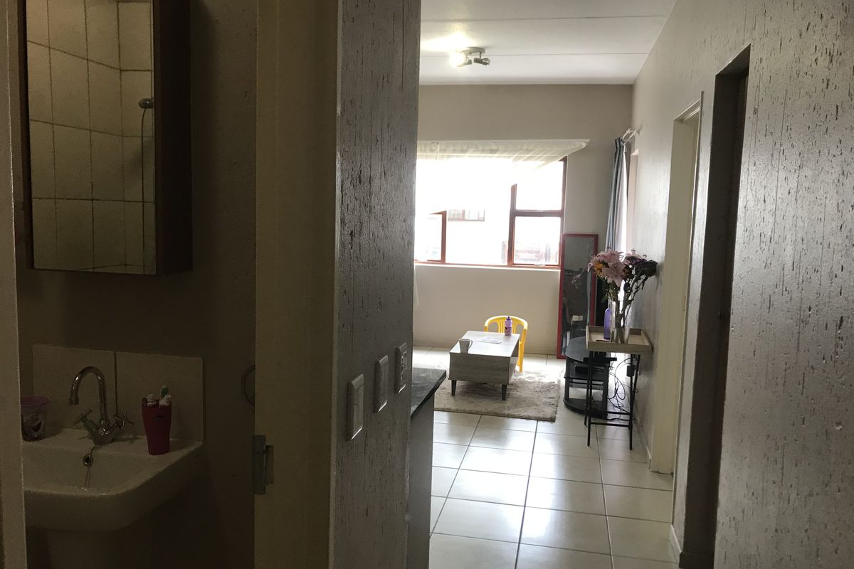 1 bedroom located on the ground floor in secure complex - Photo 3
