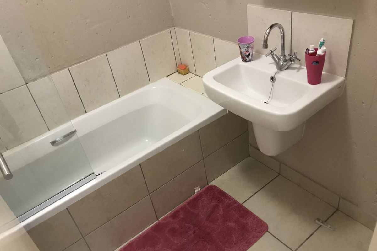 1 bedroom located on the ground floor in secure complex - Photo 5